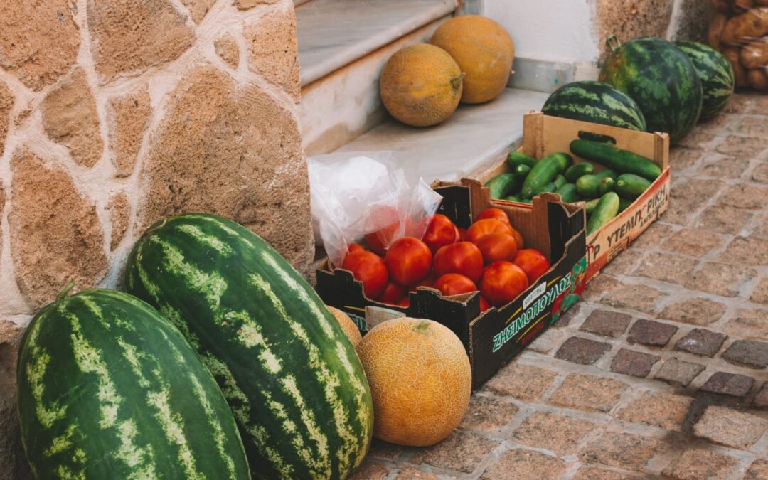 Alimentos que hidratan naturalmente: sandía, pepino, piña y cítricos frescos con gotas de agua