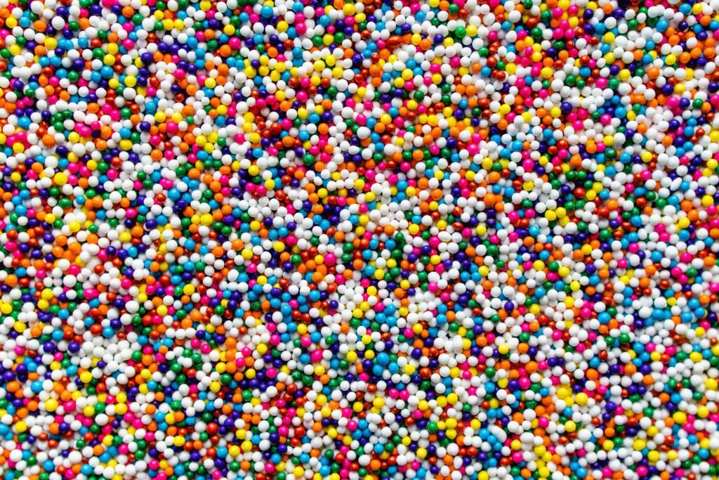 Comparación entre productos con colorantes artificiales dañinos y alternativas naturales sin aditivos químicos disponibles en Kuxtal Market